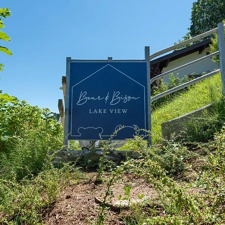Bear & Bison View Daire
