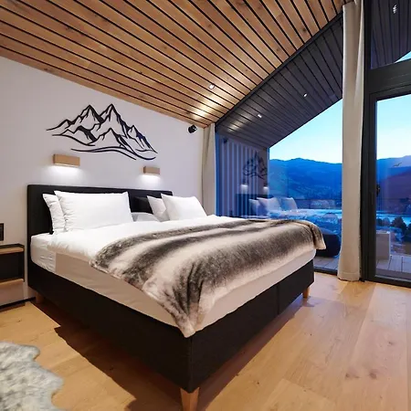 Bear & Bison View צל-אם-זי